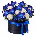 Цветы в коробке с ранункулюсами