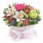 Цветы в коробке с орхидеями