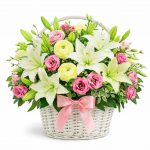 Цветы в корзинке с лилиями